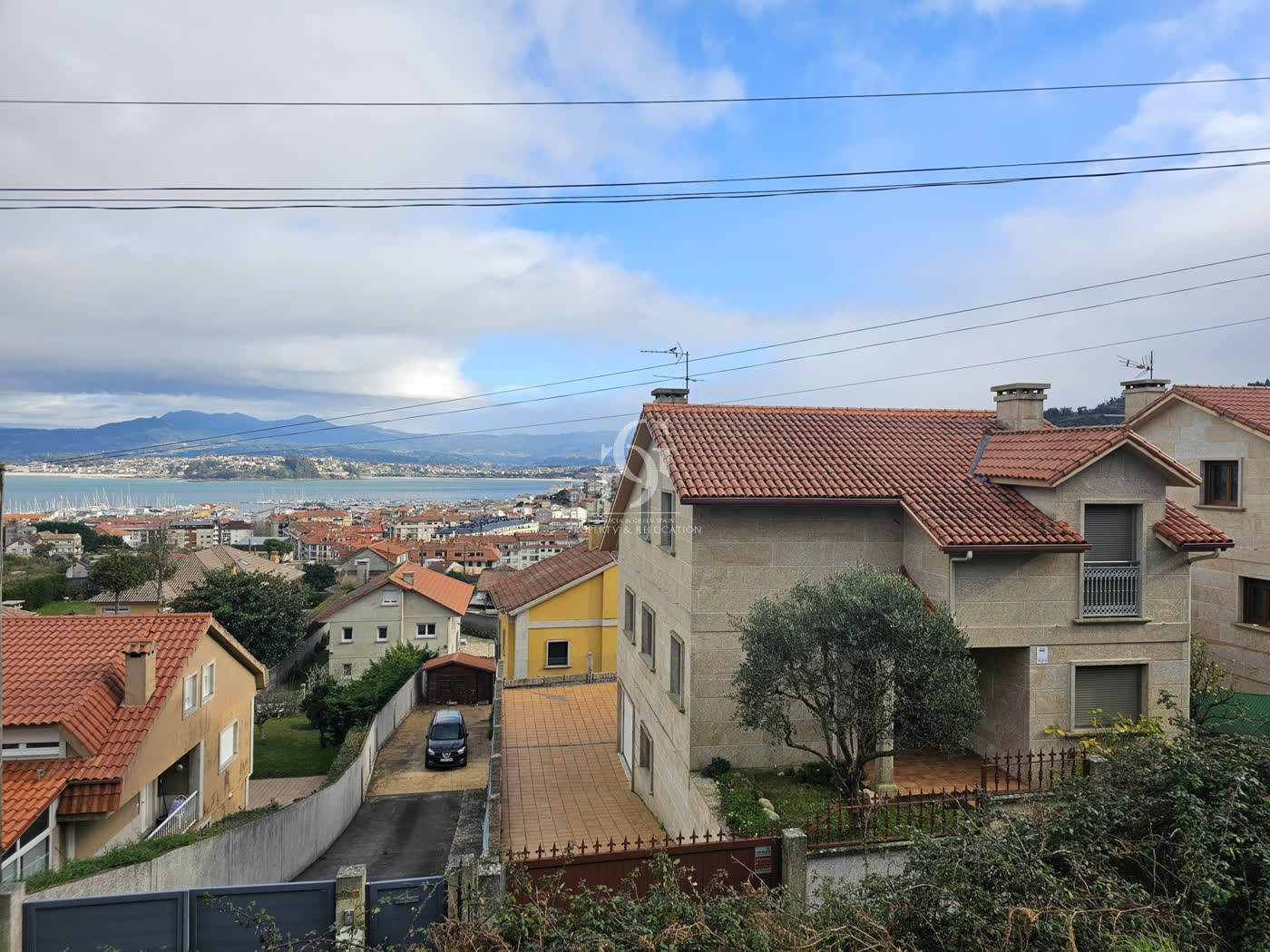 Una casa sobre los tejados de Baiona