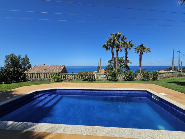 Una piscina con el mar al fondo, Oia